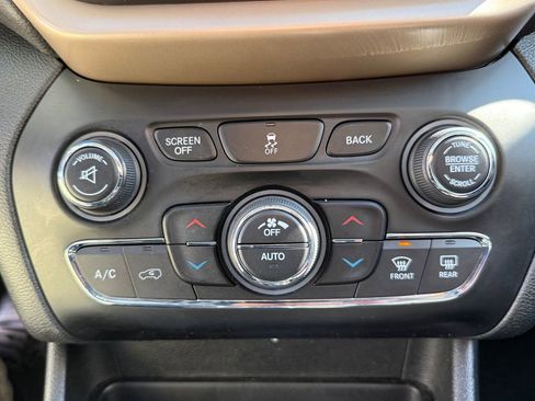 Used 2018 Jeep Cherokee Limited image 23