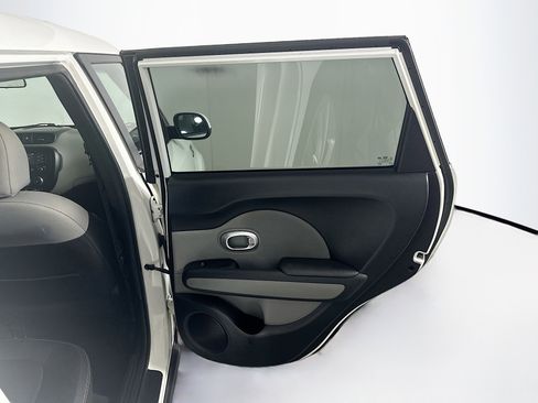 Used 2016 Kia Soul + image 29