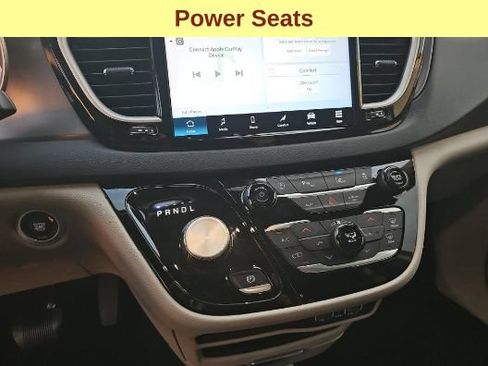 Used 2023 Chrysler Pacifica Touring-L FWD image 11