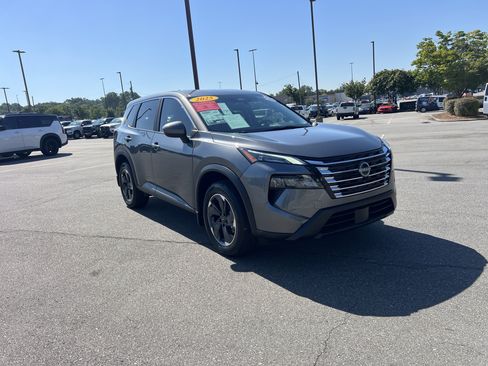 Used 2025 Nissan Rogue SV FWD image 3