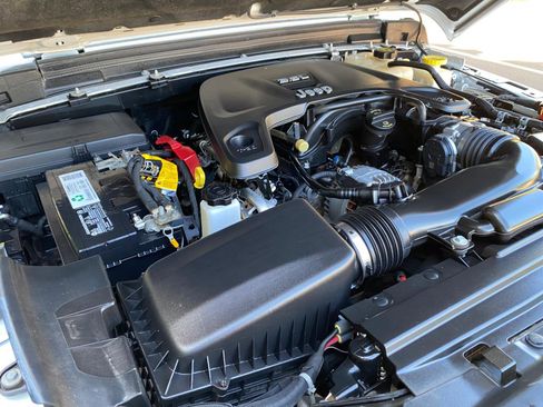 Used 2021 Jeep Gladiator Sport AWD/4WD image 9