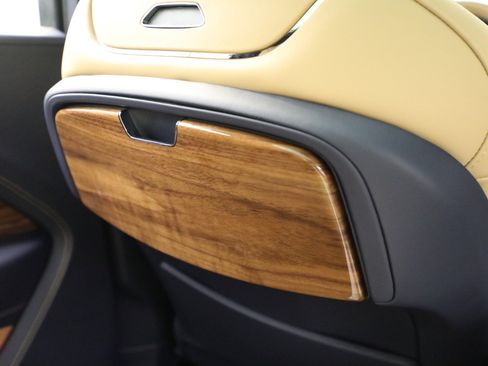 Certified 2024 Bentley Bentayga Extended Wheelbase image 41