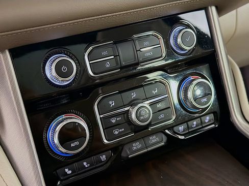 Used 2022 GMC Yukon Denali AWD/4WD image 17