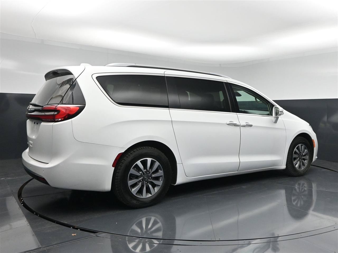 Used 2021 Chrysler Pacifica Touring-L FWD image 5