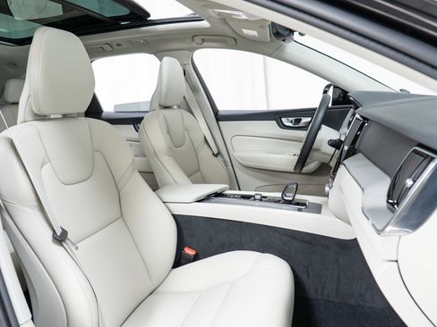 Certified 2025 Volvo XC60 B5 Plus w/ Protection Package Premier image 22