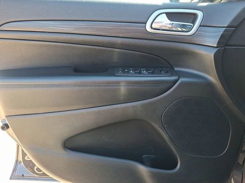 Used 2021 Jeep Grand Cherokee Laredo image 13