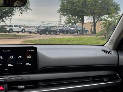 Used 2025 Kia K4 LXS image 36