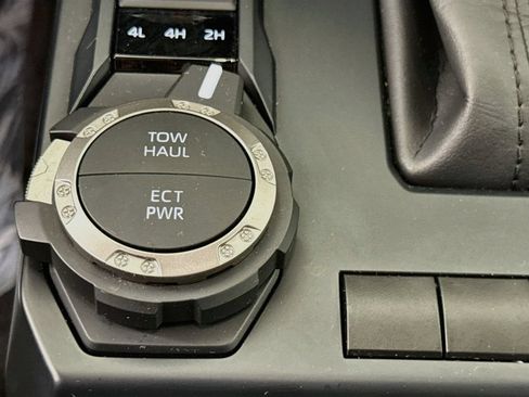 Used 2024 Toyota Tacoma SR5 AWD/4WD image 10