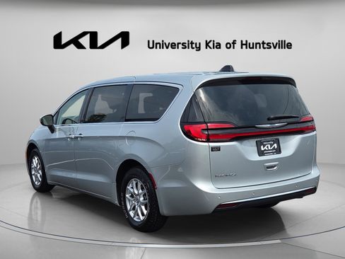 Used 2023 Chrysler Pacifica Touring-L FWD image 5