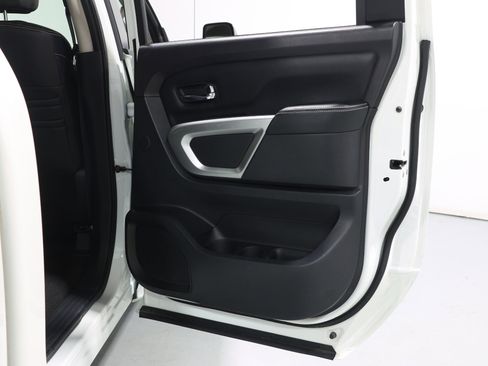 Used 2017 Nissan Titan PRO-4X w/ Pro-4x Convenience Package image 44