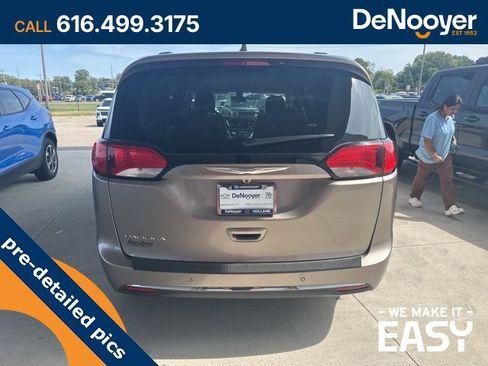 Used 2017 Chrysler Pacifica Touring-L image 4