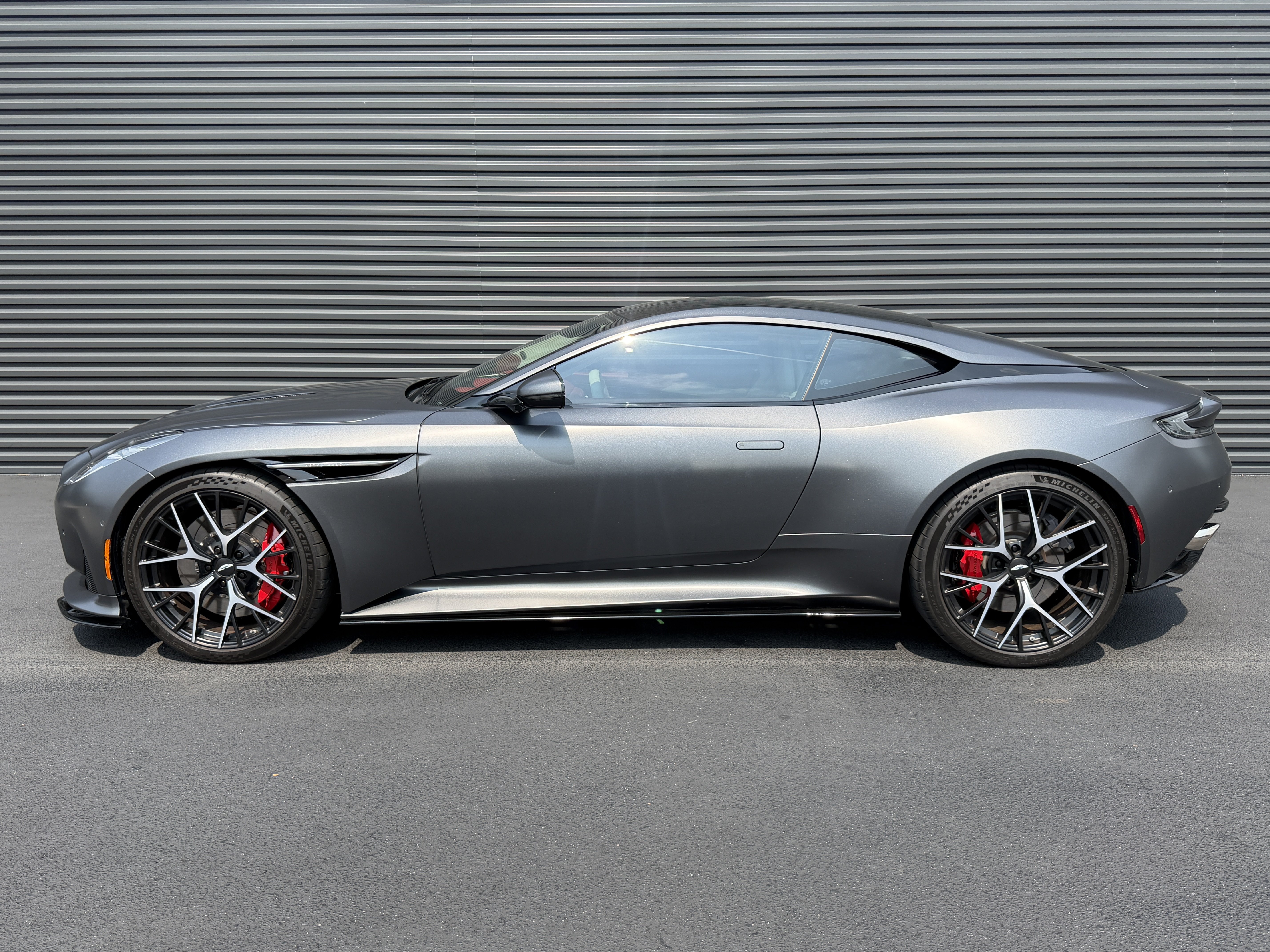 Used 2024 Aston Martin DB12 Coupe RWD image 2