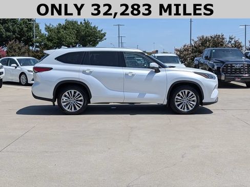 Used 2023 Toyota Highlander Platinum FWD image 4
