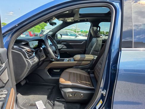 New 2026 GMC Acadia Denali Ultimate w/ LPO, Floor Liner Package AWD/4WD image 8
