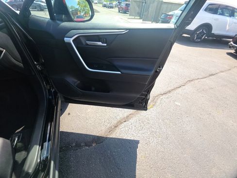 Used 2025 Toyota RAV4 XLE AWD/4WD image 32