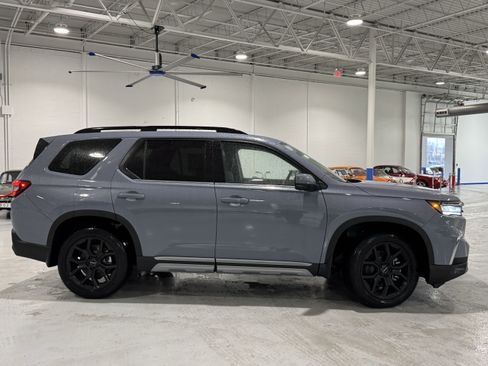 New 2025 Honda Pilot Touring image 2