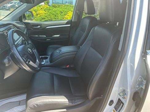 Used 2019 Toyota Highlander XLE AWD/4WD image 22