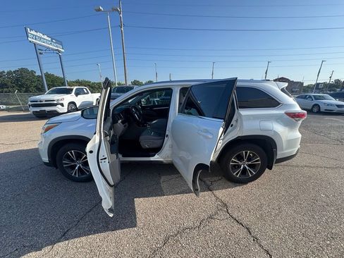 Used 2016 Toyota Highlander XLE AWD/4WD image 4