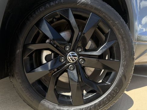 Used 2023 Volkswagen Taos SE w/ Black Wheel Package FWD image 9