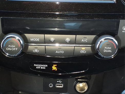 Used 2018 Nissan Rogue SV image 10