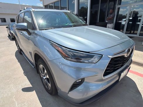 Used 2021 Toyota Highlander XLE FWD image 3