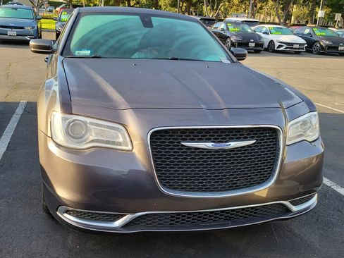 Used 2018 Chrysler 300 Touring image 2