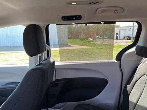 Used 2018 Chrysler Pacifica Touring Plus FWD image 33