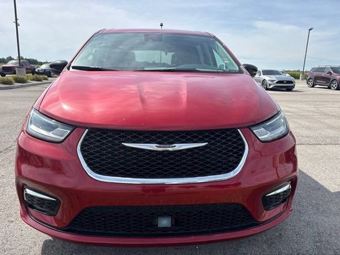 Used 2024 Chrysler Pacifica Touring-L FWD image 4