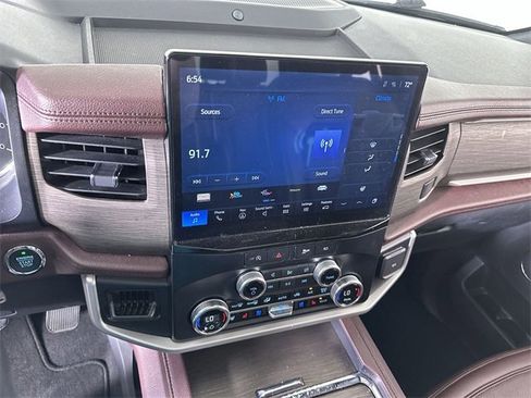 Used 2024 Ford Expedition Limited image 13