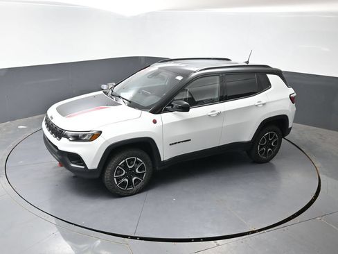Used 2025 Jeep Compass Trailhawk AWD/4WD image 43