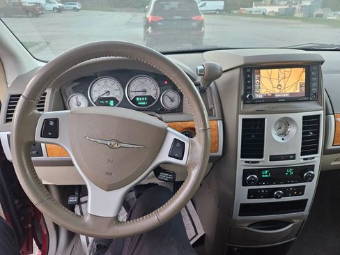 Used 2010 Chrysler Town & Country Limited image 19