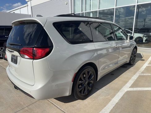 Used 2020 Chrysler Pacifica Touring-L Plus FWD image 5