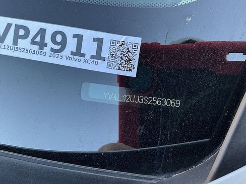 Certified 2025 Volvo XC40 B5 Core image 30