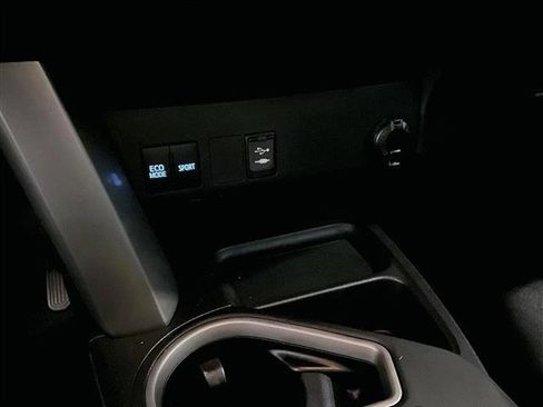 Used 2018 Toyota RAV4 LE FWD image 26