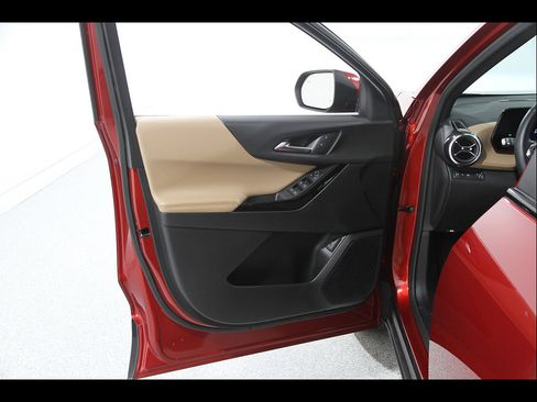 Used 2025 Chevrolet Equinox ACTIV w/ Safety and Technology Package FWD image 4