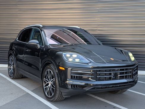 Certified 2025 Porsche Cayenne AWD/4WD image 9
