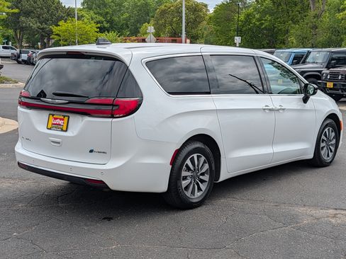 Used 2024 Chrysler Pacifica Limited FWD image 7