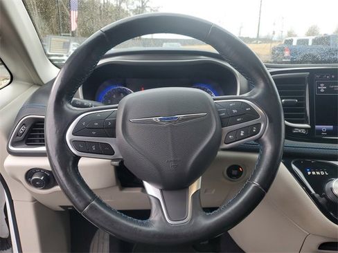 Used 2021 Chrysler Pacifica Touring w/ Uconnect Theater Family Group image 22