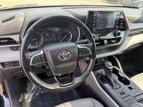 Used 2021 Toyota Highlander XLE AWD/4WD image 12