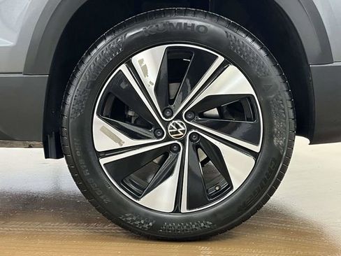 Used 2025 Volkswagen Taos SE AWD/4WD image 13
