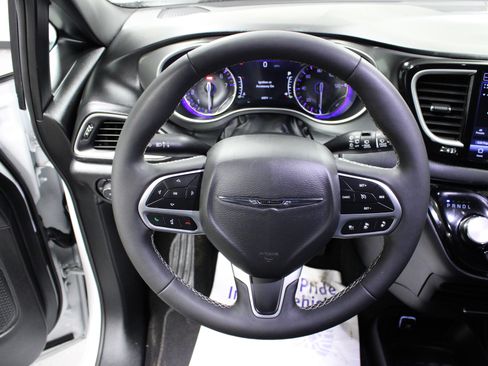 Used 2025 Chrysler Pacifica Select image 18