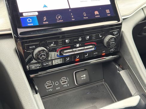 Used 2025 Jeep Grand Cherokee Limited w/ Luxury Tech Group II AWD/4WD image 23