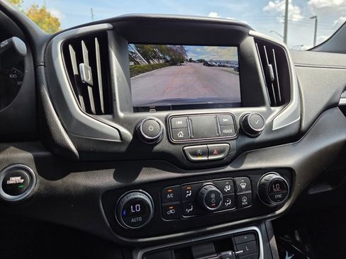 Used 2024 GMC Terrain SLT image 30