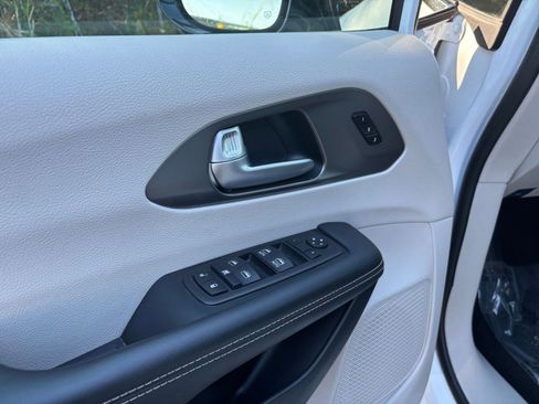 Used 2024 Chrysler Pacifica Touring-L image 21