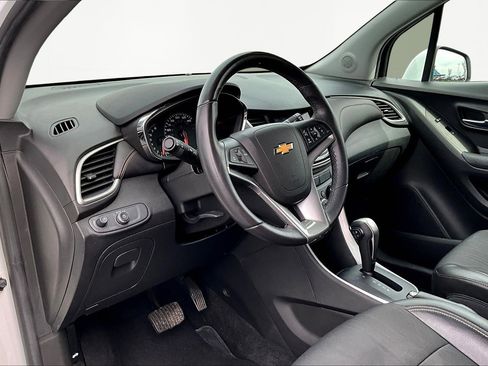 Used 2022 Chevrolet Trax LT w/ LT Convenience Package image 18