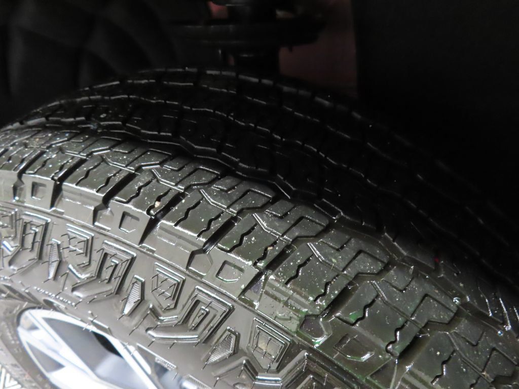 Used 2026 GMC Acadia AT4 w/ LPO, Floor Liner Package AWD/4WD image 9