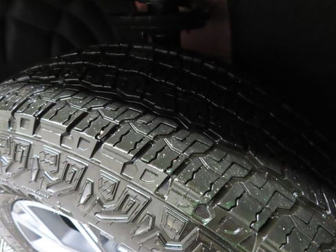 Used 2026 GMC Acadia AT4 w/ LPO, Floor Liner Package AWD/4WD image 9