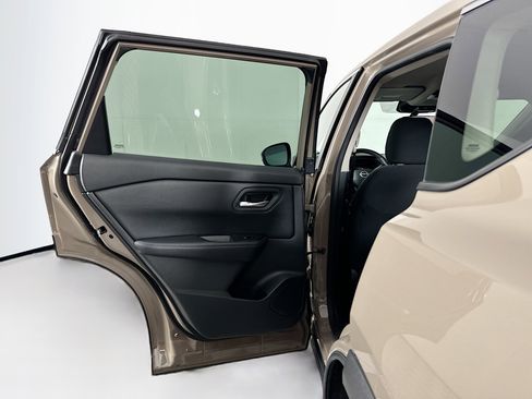 Used 2025 Nissan Rogue SV image 25