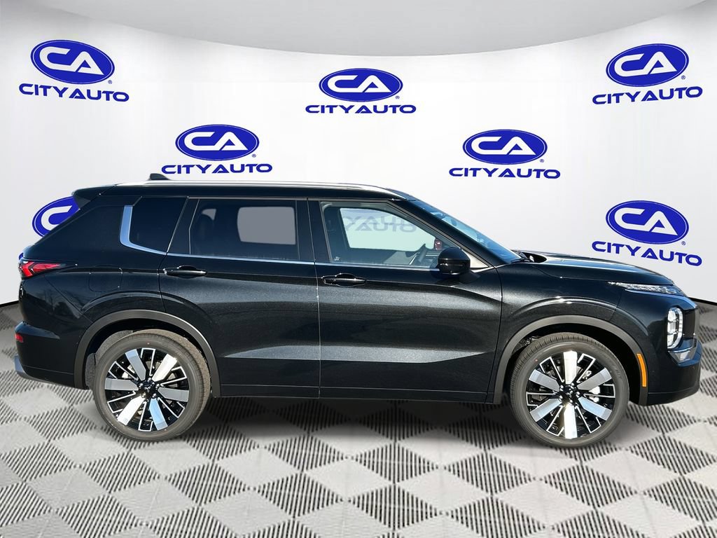 Used 2025 Mitsubishi Outlander SEL FWD image 2