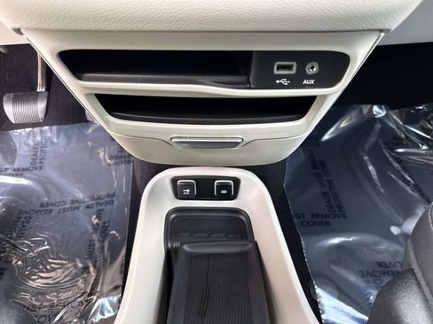 Used 2018 Chrysler Pacifica Touring-L w/ Tire & Wheel Group FWD image 32